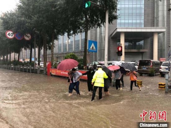 8月28日，青海省東部出現(xiàn)強降水天氣過程，其中西寧地區(qū)出現(xiàn)入汛以來雨量最大、強度最大的強降水過程。西寧交警供圖