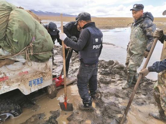 巡山途中車輛陷入泥坑。