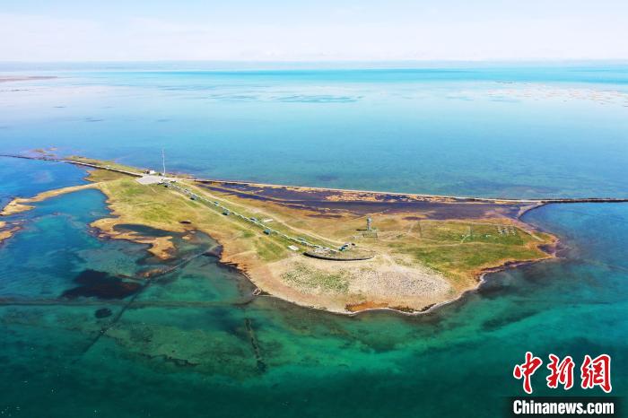 圖為無人機航拍青海湖。　趙海梅 攝