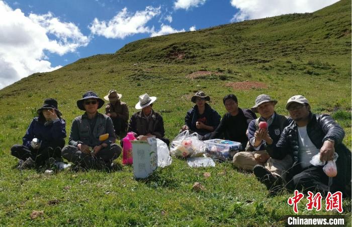 科研團(tuán)隊(duì)在熱魯盆地工作合影?！≈锌圃呵嗖馗咴?供圖