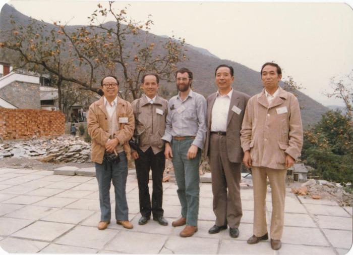 1987年早期脊椎動(dòng)物國(guó)際研討會(huì)在中國(guó)舉行，劉玉海先生(右一)與中外同行專家合影。　Gavin Young(澳大利亞) 供圖