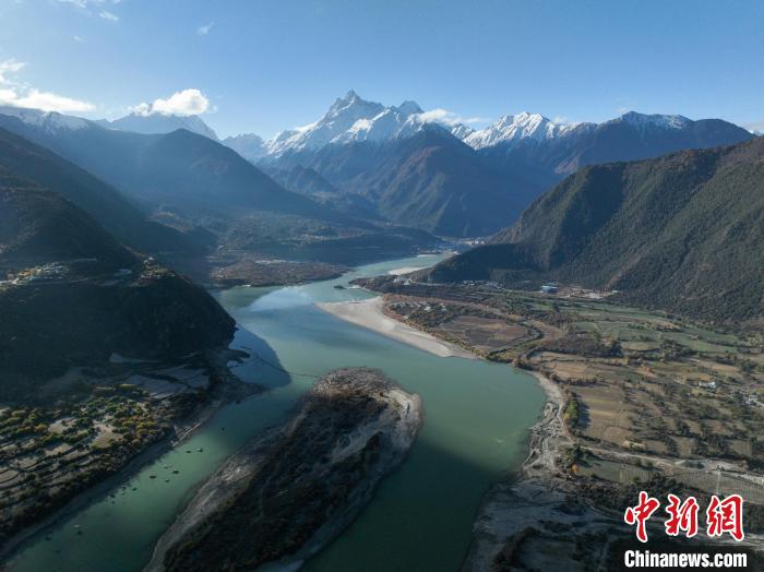 西藏林芝雅魯藏布大峽谷的雪山風(fēng)光。　董志雄 攝