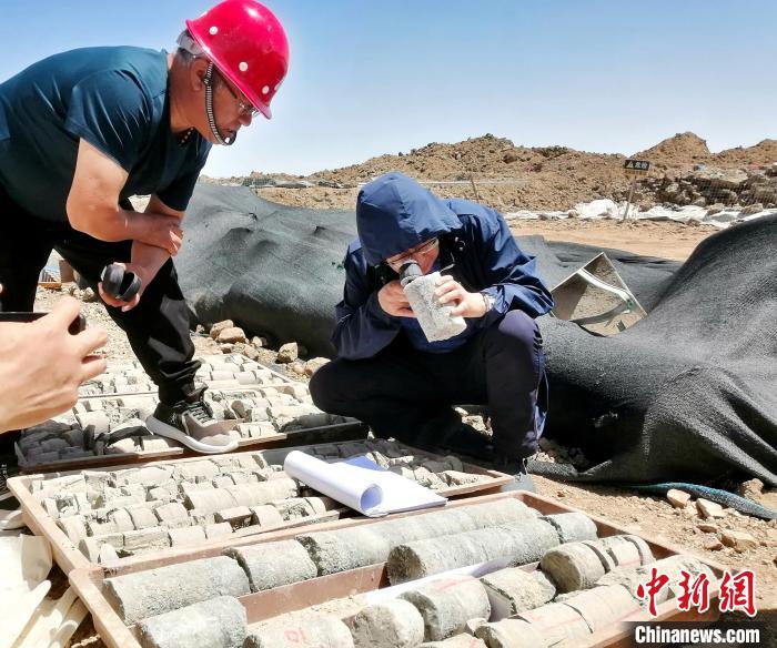 圖為地質(zhì)專家觀察含鹽地層。(資料圖) 柴綜院 供圖