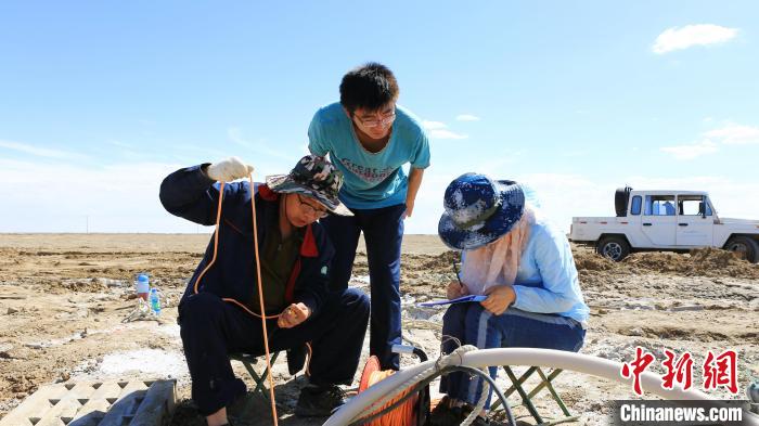 圖為專家測量鹽湖鹵水水位。(資料圖) 柴綜院 供圖