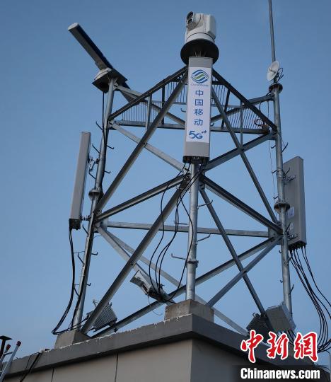 資料圖為建在龍羊峽湖區(qū)內的5G基站。　青海移動海南分公司供圖