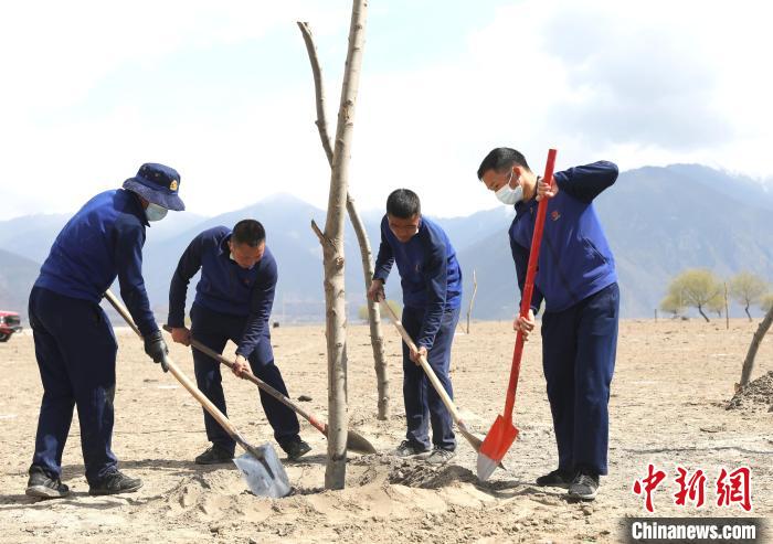 林芝市巴宜區(qū)森林消防中隊志愿服務隊正在平坑。　西繞拉翁 攝