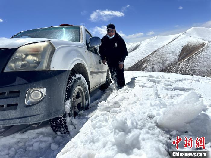 圖為生態(tài)管護(hù)人員準(zhǔn)備在雪地推車?！《“瓦_(dá)杰 攝