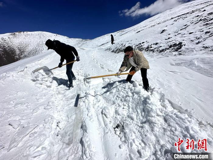 圖為生態(tài)管護(hù)人員在巡護(hù)道路上清雪?！《“瓦_(dá)杰 攝