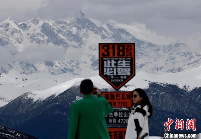 圖為5月14日，西藏林芝色季拉山觀景臺，游客遠眺南迦巴瓦峰?！　±盍?攝