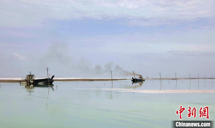 “天空之鏡”青海茶卡鹽湖：迎黃金旅游季，獨(dú)特景色引客來