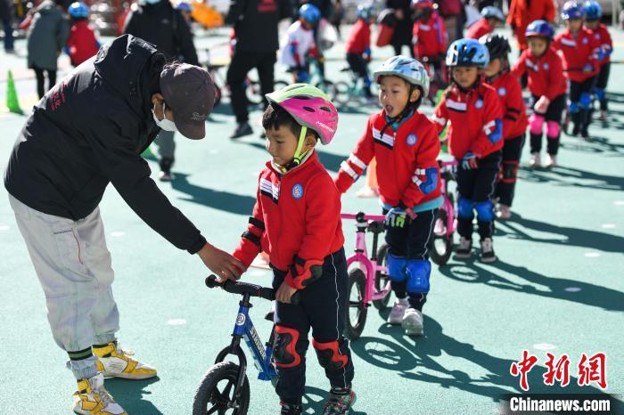 圖為拉薩市實(shí)驗(yàn)幼兒園孩子們?cè)诮叹毜闹笇?dǎo)下練習(xí)滑步車?！『闻罾?攝