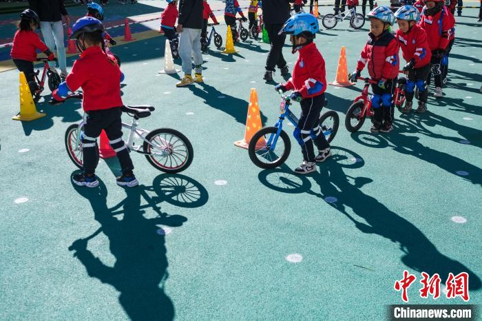 圖為拉薩市實(shí)驗(yàn)幼兒園孩子們正在練習(xí)滑步車。　何蓬磊 攝