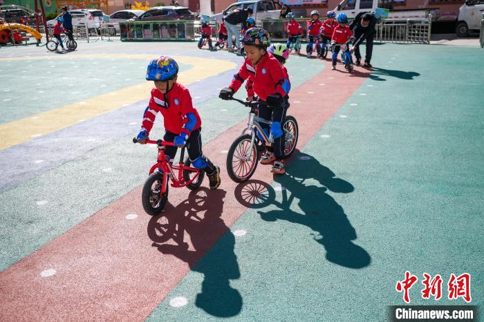 圖為拉薩市實(shí)驗(yàn)幼兒園孩子們正在練習(xí)滑步車。　何蓬磊 攝