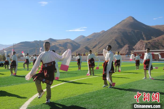 圖為青海師范大學(xué)附屬玉樹實(shí)驗(yàn)學(xué)校學(xué)生在綠茵場跳起囊謙古舞—卓根瑪?！〕逃?攝