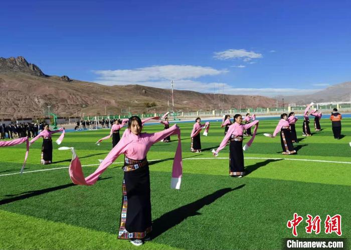 圖為青海師范大學(xué)附屬玉樹實(shí)驗(yàn)學(xué)校學(xué)生在綠茵場跳起囊謙古舞—卓根瑪?！“讋?攝