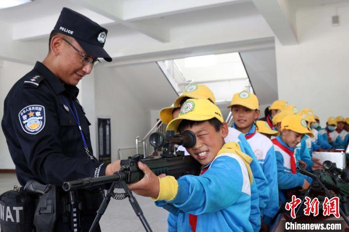 西藏移民警察邀請(qǐng)萌娃進(jìn)警營解鎖“警”彩