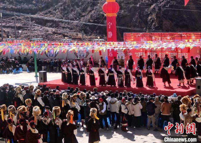 文藝活動(dòng)全景。　芒康縣委宣傳部供圖