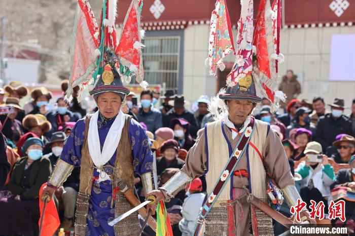 圖為兩位藝人表演瓊結“果孜”舞?！愔闈扇?攝