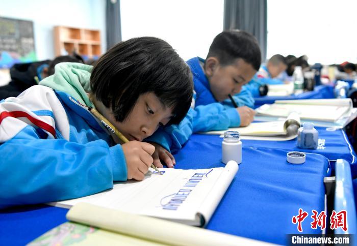 3月14日，西藏拉薩市第一小學(xué)一年級六班的學(xué)生們在藏語文課上書寫藏文?！±盍?攝