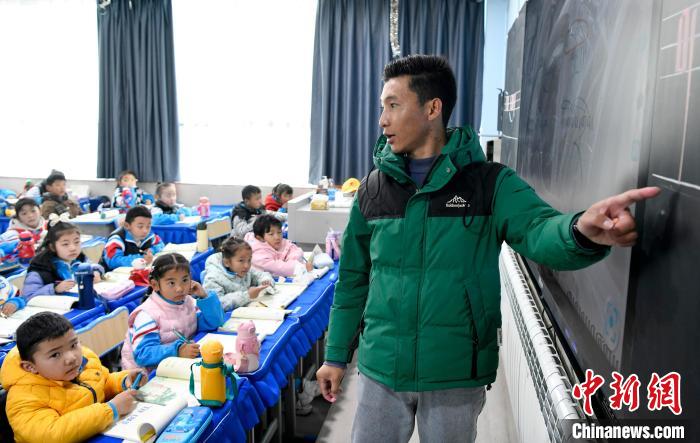 3月14日，西藏拉薩市第一小學藏語文老師拉巴次仁在課堂上。　李林 攝