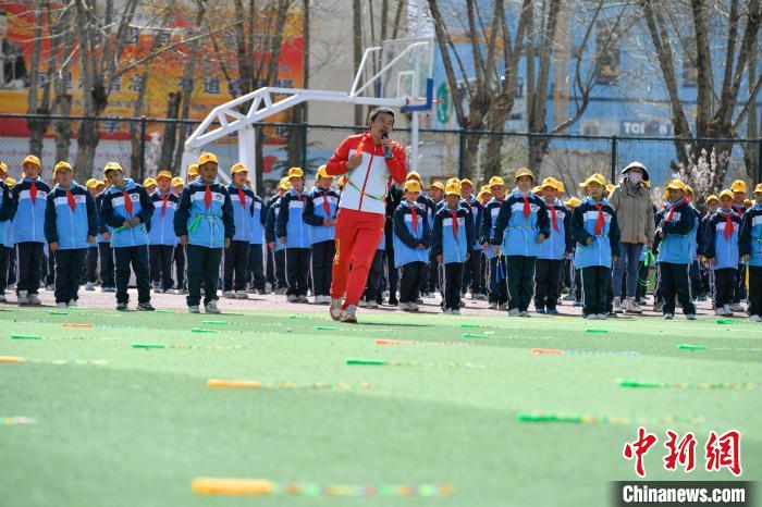 圖為學(xué)生在跳繩教練齊景龍的指導(dǎo)下做準(zhǔn)備運(yùn)動(dòng)?！∝暩聛硭?攝