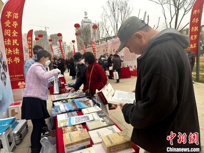 圖為民眾在活動(dòng)現(xiàn)場(chǎng)讀書(shū)、購(gòu)書(shū)?！±铍h 攝