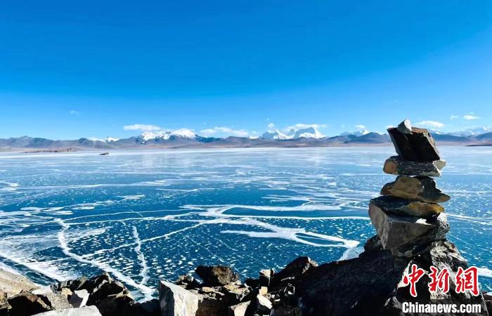 圖為普瑪江塘鄉(xiāng)境內(nèi)的雪山、冰湖美景。　浪卡子縣網(wǎng)信辦供圖