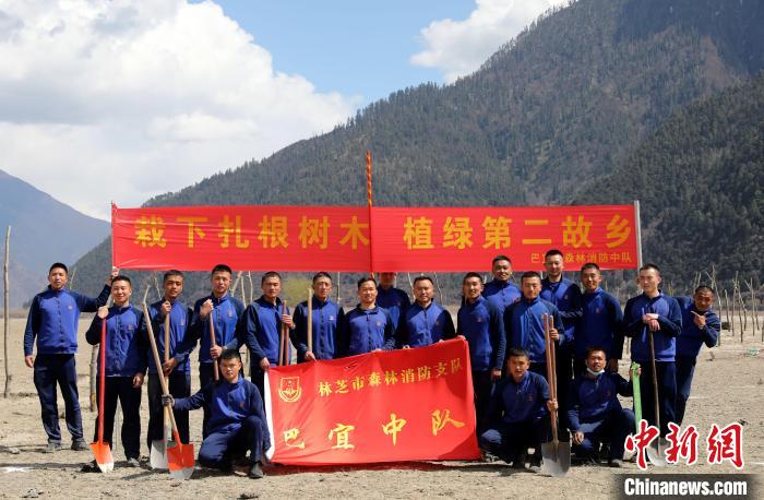 林芝市巴宜區(qū)森林消防中隊志愿服務(wù)隊合影留念。　西繞拉翁 攝