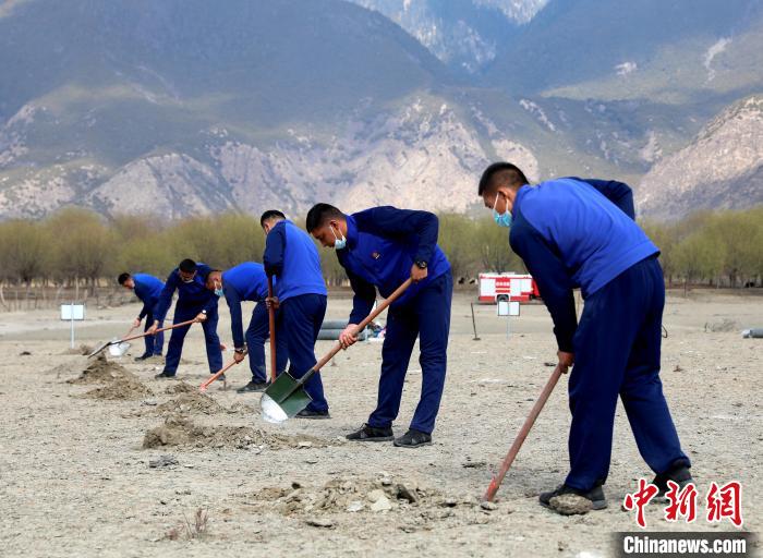 林芝市巴宜區(qū)森林消防中隊志愿服務(wù)隊正在揮鍬鏟土?！∥骼@拉翁 攝