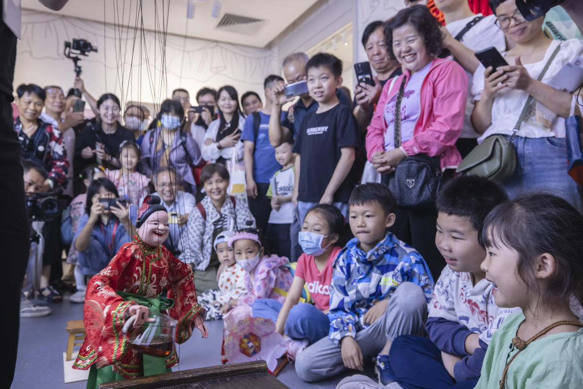 5月1日，廣州市白鵝潭大灣區(qū)藝術中心非物質(zhì)文化遺產(chǎn)館內(nèi)，精彩的梅縣提線木偶戲表演吸引了眾多游客駐足觀賞。 來源：人民圖片網(wǎng)