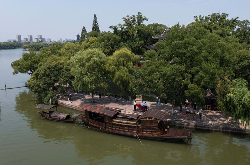 2022年7月27日，南湖紅船?？吭谡憬〖闻d市南湖旅游區(qū)的湖心島旁。