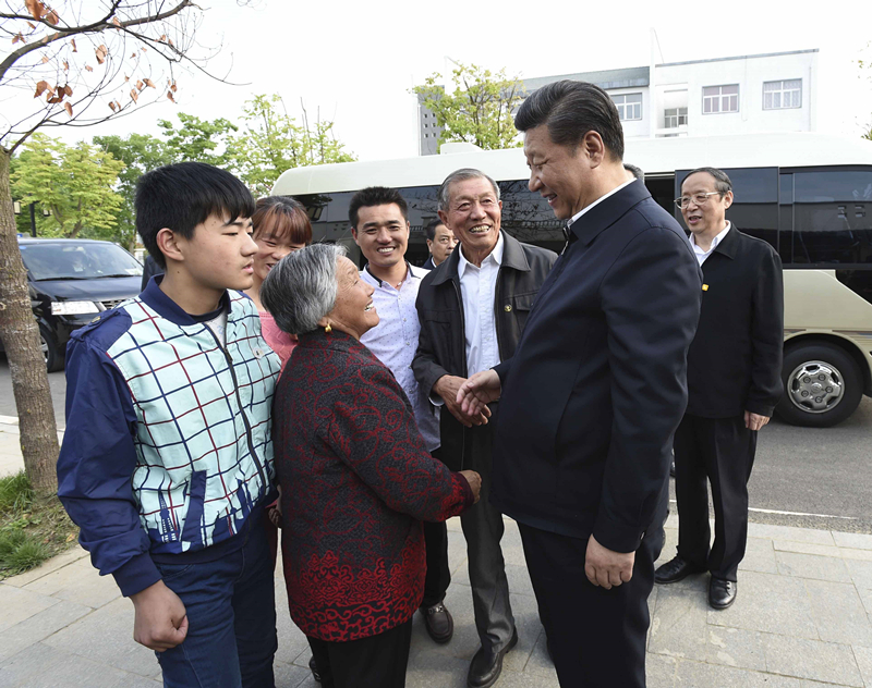 2016年4月25日，習(xí)近平在安徽省滁州市鳳陽縣小崗村看望當(dāng)年大包干帶頭人嚴(yán)金昌（右三）一家。