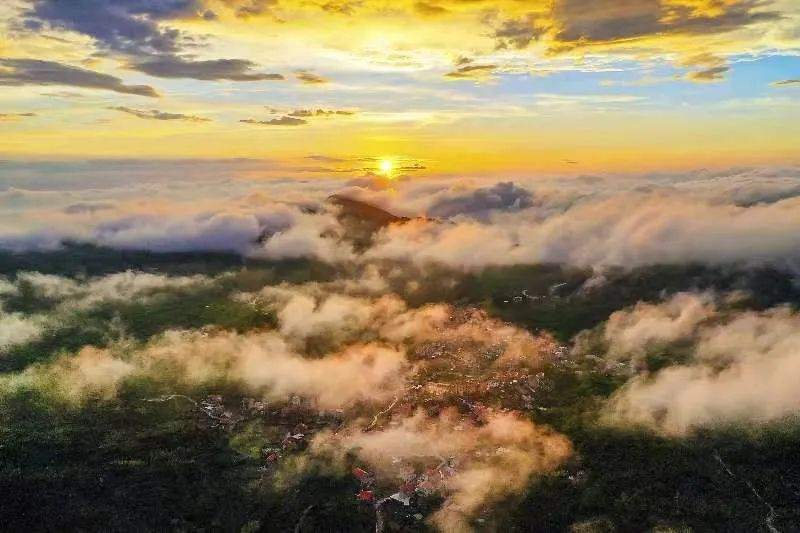 圖為云霧繚繞的軍營村，群山盡翠，紅瓦掩映。廈門市委宣傳部供圖