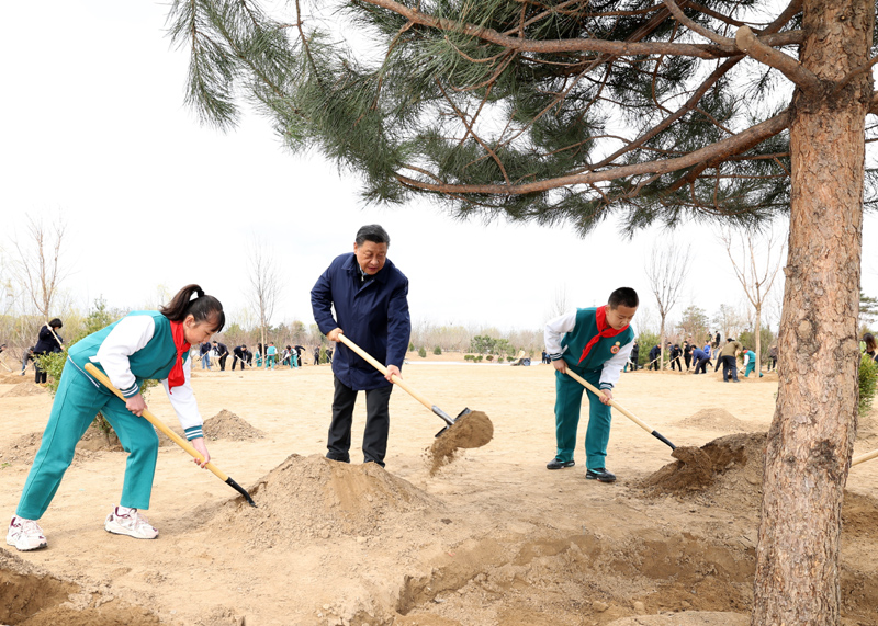 2022年3月，習(xí)近平總書記來到北京市大興區(qū)黃村鎮(zhèn)參加首都義務(wù)植樹活動，同大家一起植樹。新華社記者 黃敬文 攝