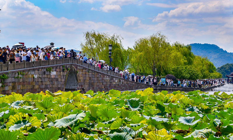 2024年10月4日，杭州西湖景區(qū)迎來國慶假期旅游高峰。