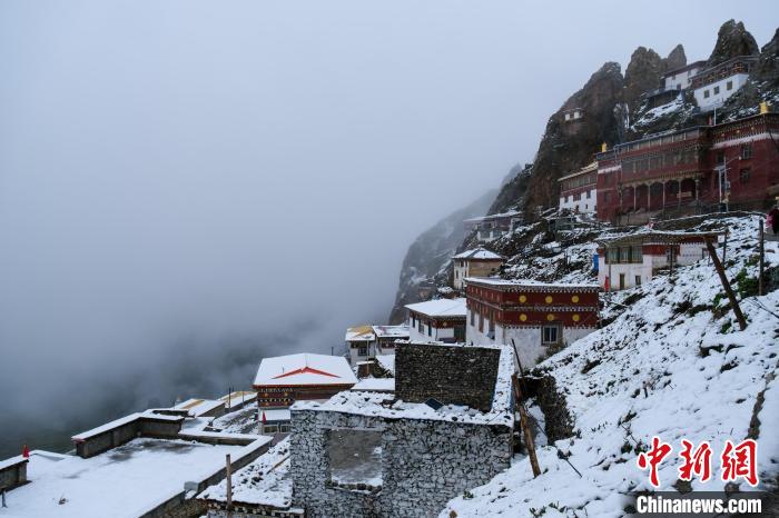 位于孜珠山頂?shù)乃聫R被云霧環(huán)繞，猶如仙境。　江飛波 攝