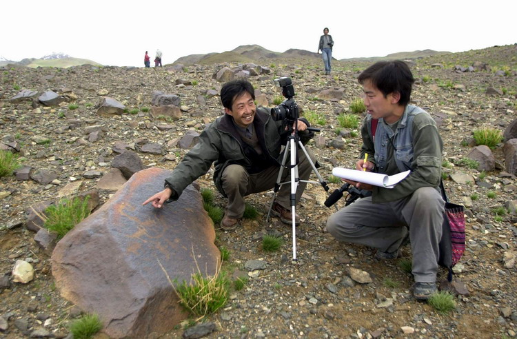 這是科考人員在考察加林山巖畫。（唐召明2001年攝）.jpg