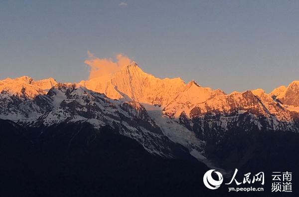 迪慶梅里雪山“日照金山”景觀。（供圖）