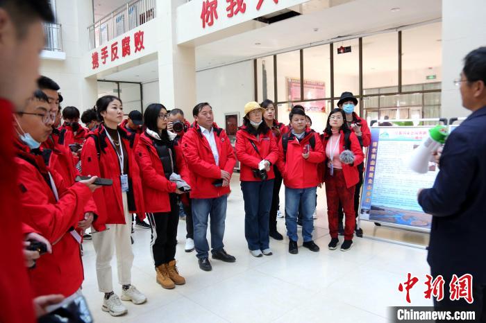 圖為中外媒體采訪三江源國家公園瀾滄江源園區(qū)生態(tài)保護(hù)成效。　張?zhí)砀?攝