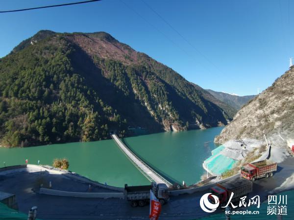 這條單跨353米索道橋，是全國最長的民用重載索道橋，技術(shù)要求高，施工難度極大。僅完成進行便道、索道橋施工就用了一年時間。郭瑩 攝