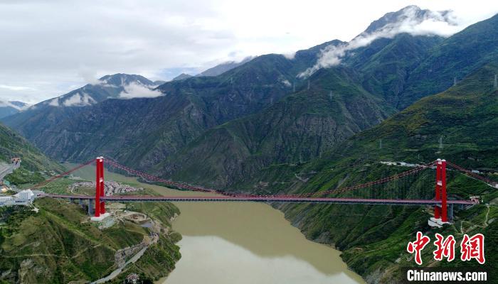 圖為雅康高速瀘定大渡河大橋?！⒅铱?攝