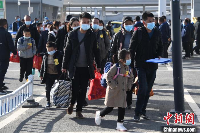 圖為搬遷民眾剛出火車站?！《P 攝