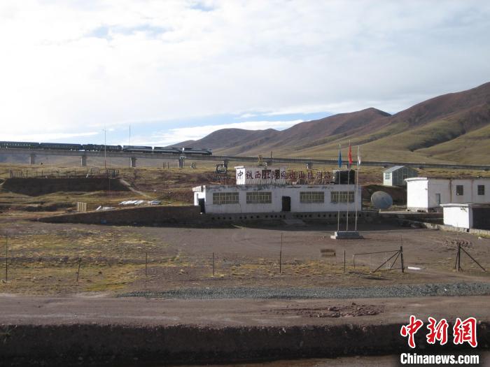 圖為青藏鐵路通車后列車經(jīng)過中鐵西北院風(fēng)火山觀測(cè)站。(資料圖) 中鐵西北科學(xué)研究院供圖