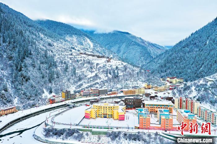 壤塘的雪后美景?！∪捞量h融媒體中心供圖