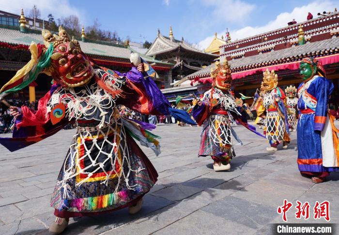 圖為塔爾寺僧侶進行“跳欠”儀式。　馬銘言 攝