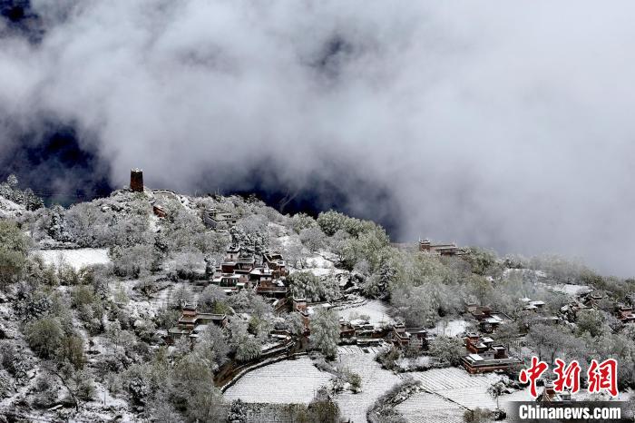 雪后的藏寨和碉樓構(gòu)成美麗的雪景。　降初澤郎 攝