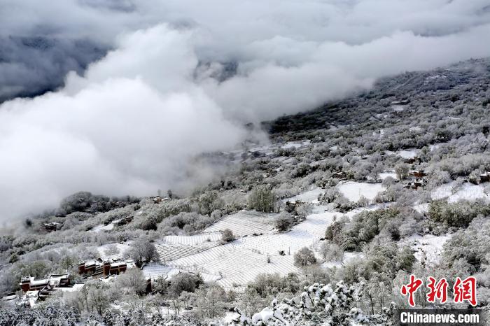 雪后的丹巴半山云霧繚繞?！±钣腊?攝