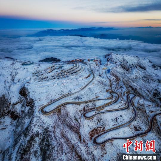 雪后的牛背山山頂和崎嶇的公路?！±顒P 攝