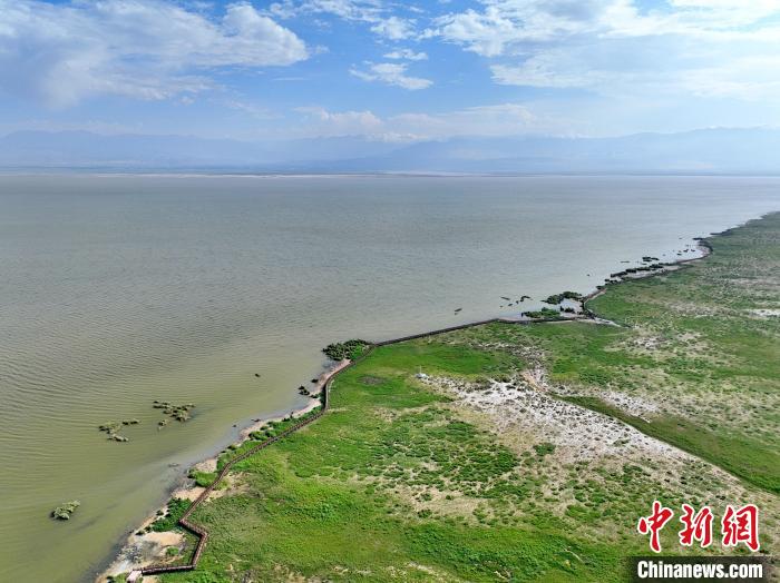 圖為航拍都蘭湖國(guó)家濕地公園。　祁增蓓 攝