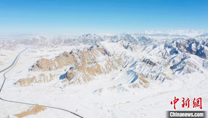 圖為無人機航拍高原雪景?！《继m縣融媒體中心供圖